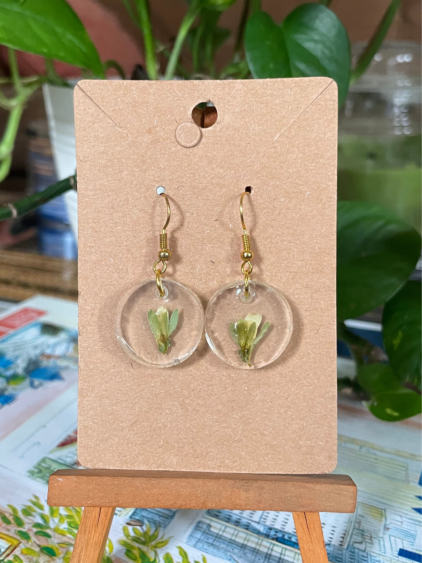 Resin pendants with white flowers