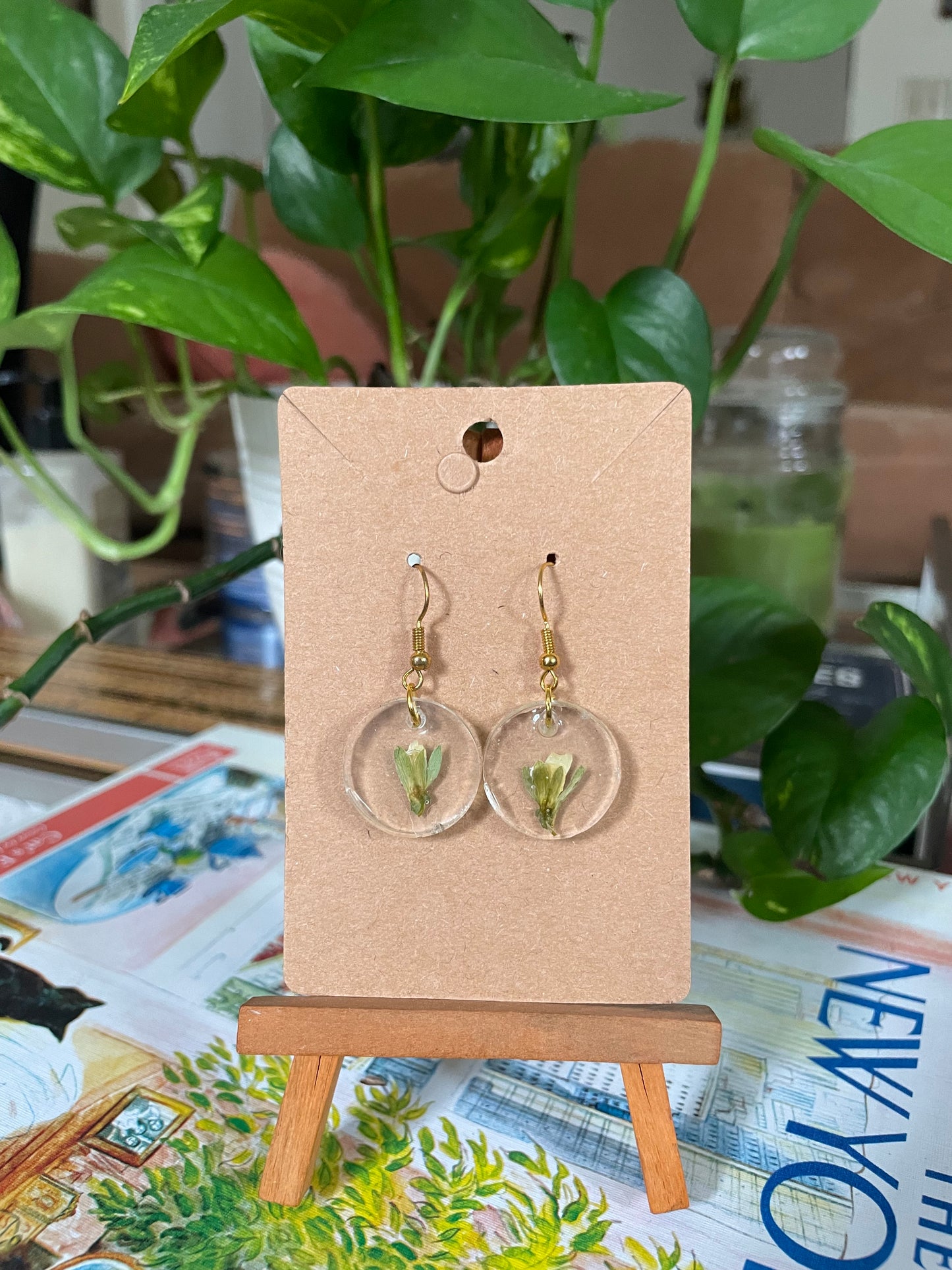 Resin pendants with white flowers
