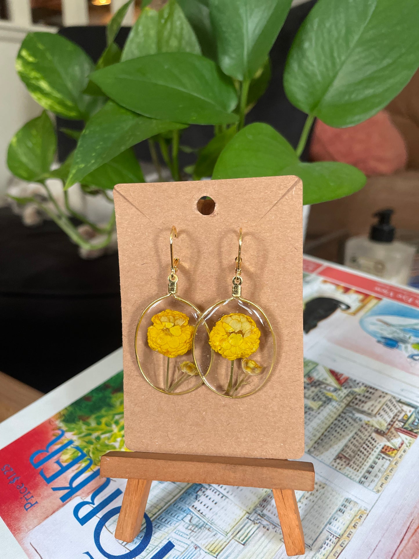 Resin circle pendant with yellow flowers