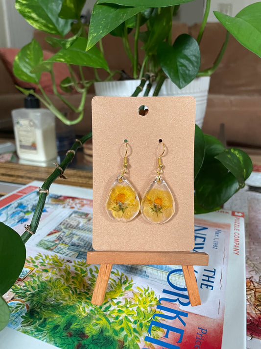 Resin with yellow flowers