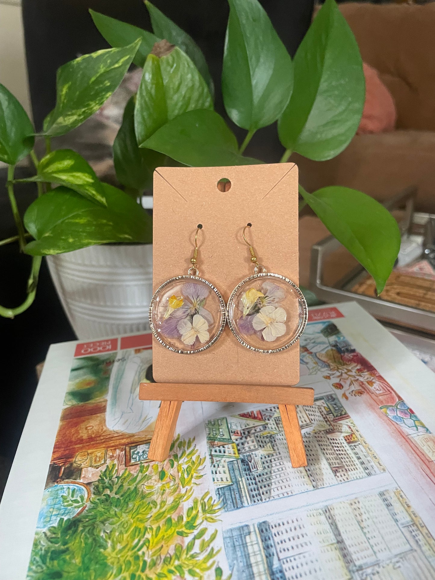 Resin circle pendants with multicolored flowers